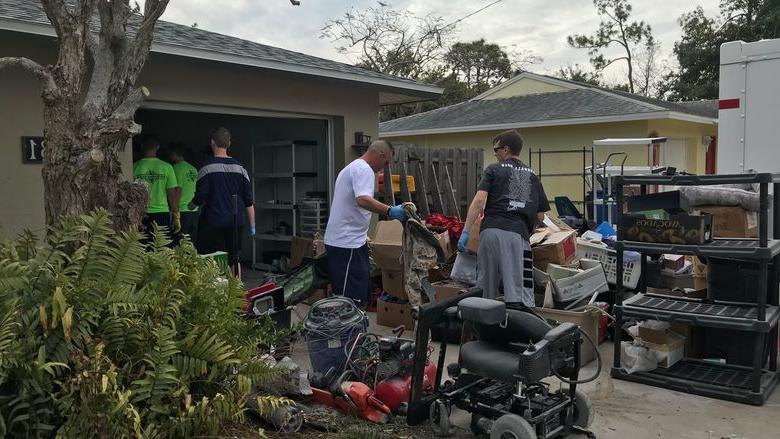 沙恩·莫利诺克斯和吉姆·佩里帮助清理佛罗里达被飓风厄玛破坏的房屋